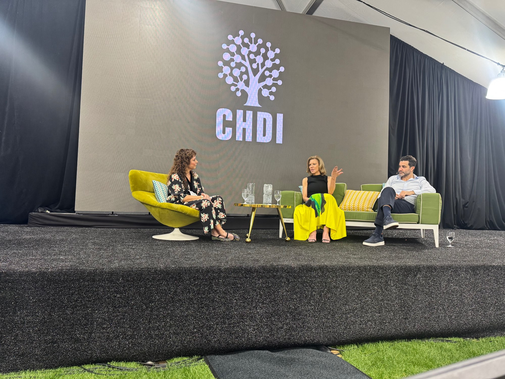 This conference always kicks off with the perspective from HD family members. This year we are hearing from Amanda Staveley and Mehrdad Ghodoussi. Amanda shared her amazing story of all her achievements and her HD journey. We were excited to learn that they're active readers of HDBuzz! Hi Amanda and Mehrdad!