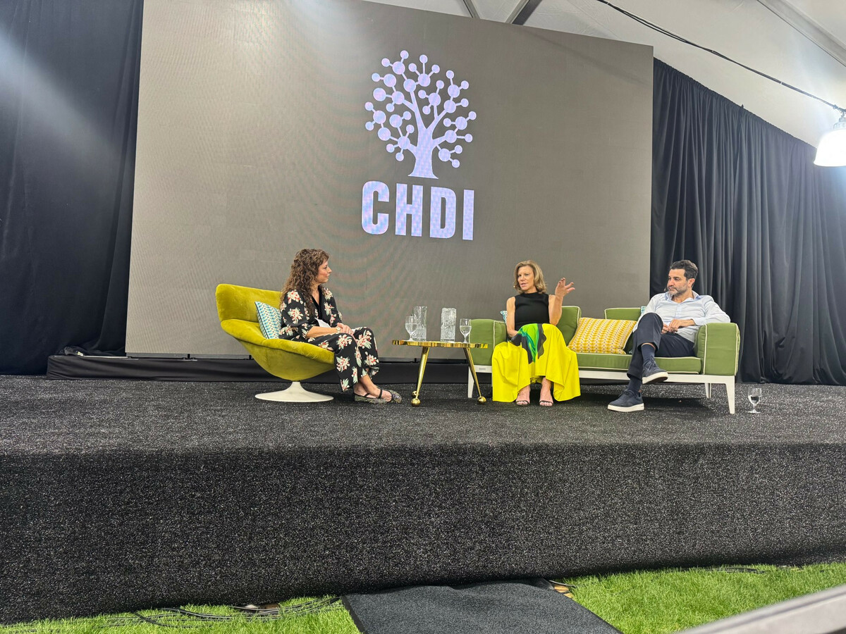 This conference always kicks off with the perspective from HD family members. This year we are hearing from Amanda Staveley and Mehrdad Ghodoussi. Amanda shared her amazing story of all her achievements and her HD journey. We were excited to learn that they're active readers of HDBuzz! Hi Amanda and Mehrdad!